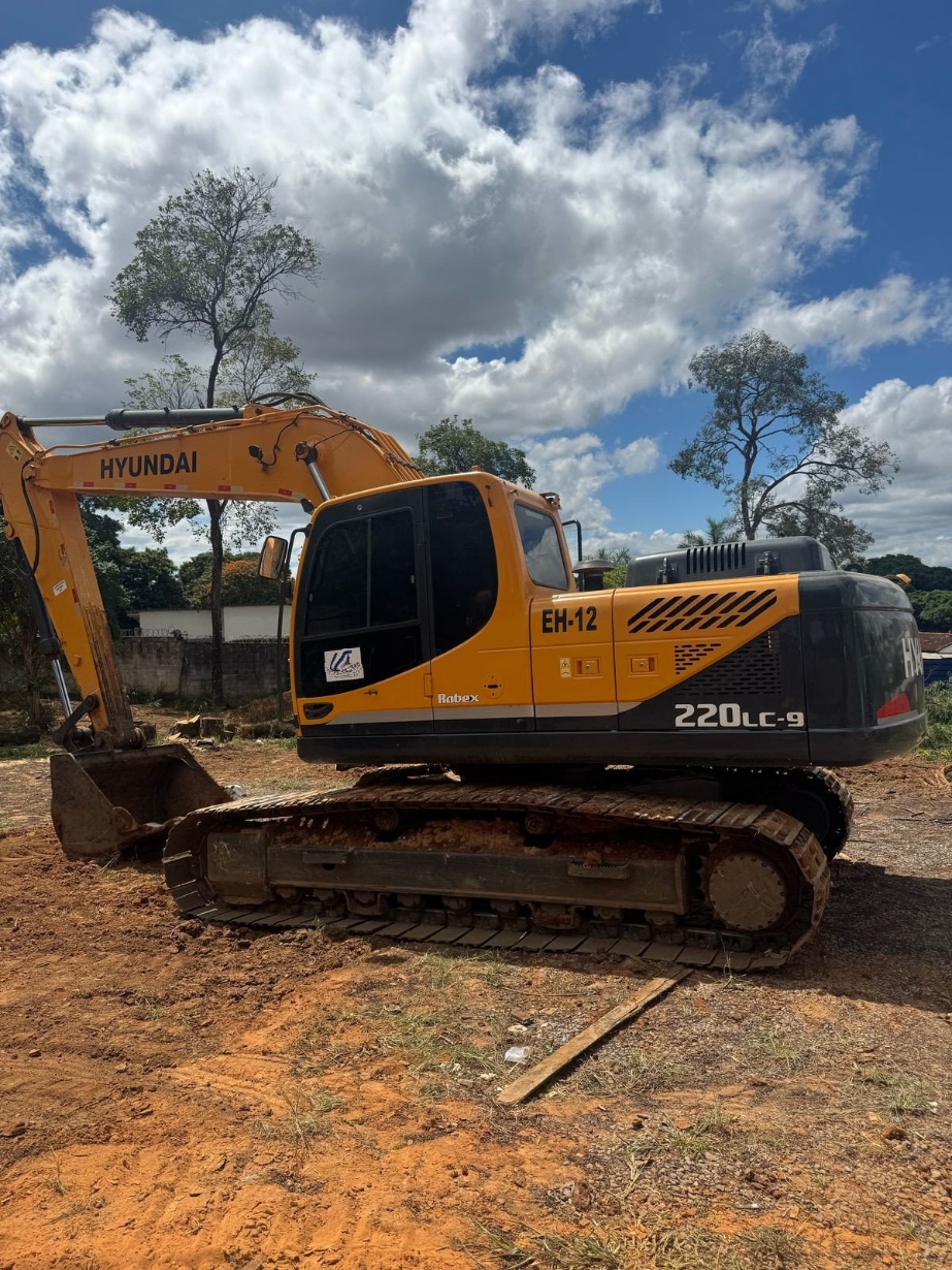 Escavadeira Hyundai R220LC-9 ano 2014