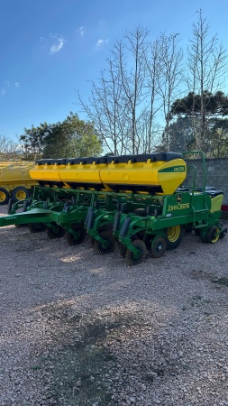 Plantadeira John Deere 2111 ano 2009