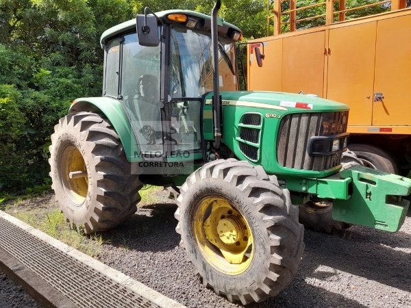 Trator John Deere 6110J ano 2014