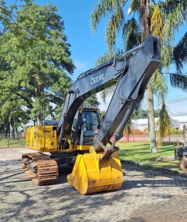 Escavadeira com Garras John Deere 210G LC ano 2021