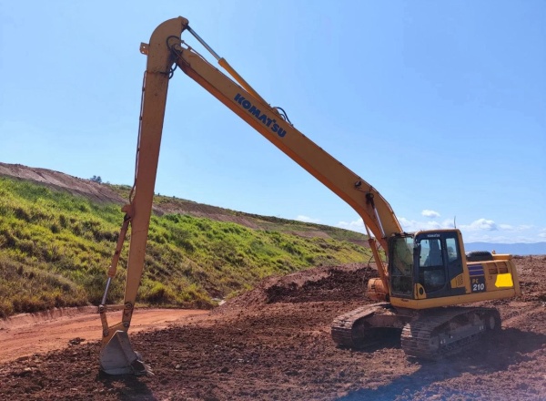 Escavadeira Komatsu PC210 ano 2023