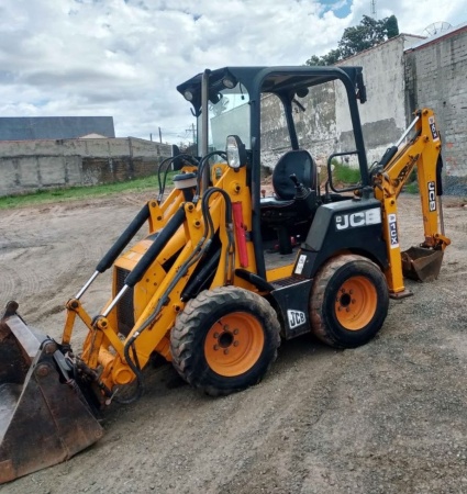 Mini Retroescavadeira JCB 1CX ano 2012