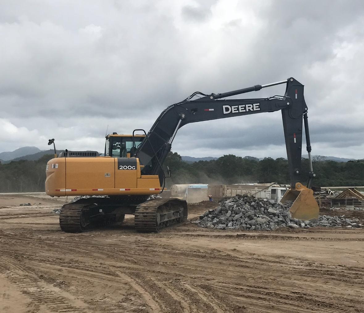 Escavadeira John Deere 200G ano 2020