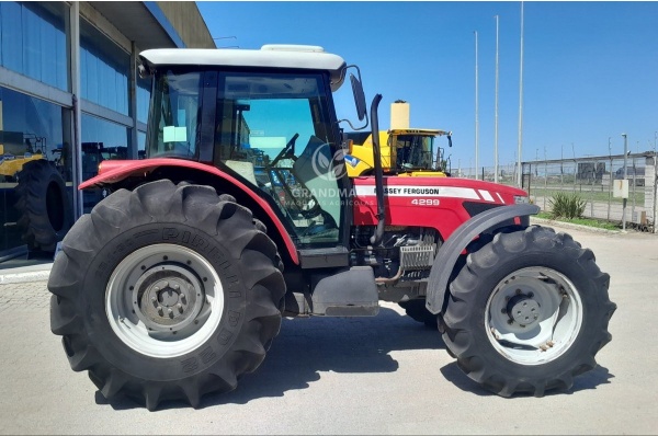 Trator Massey Ferguson 4299 ano 2015