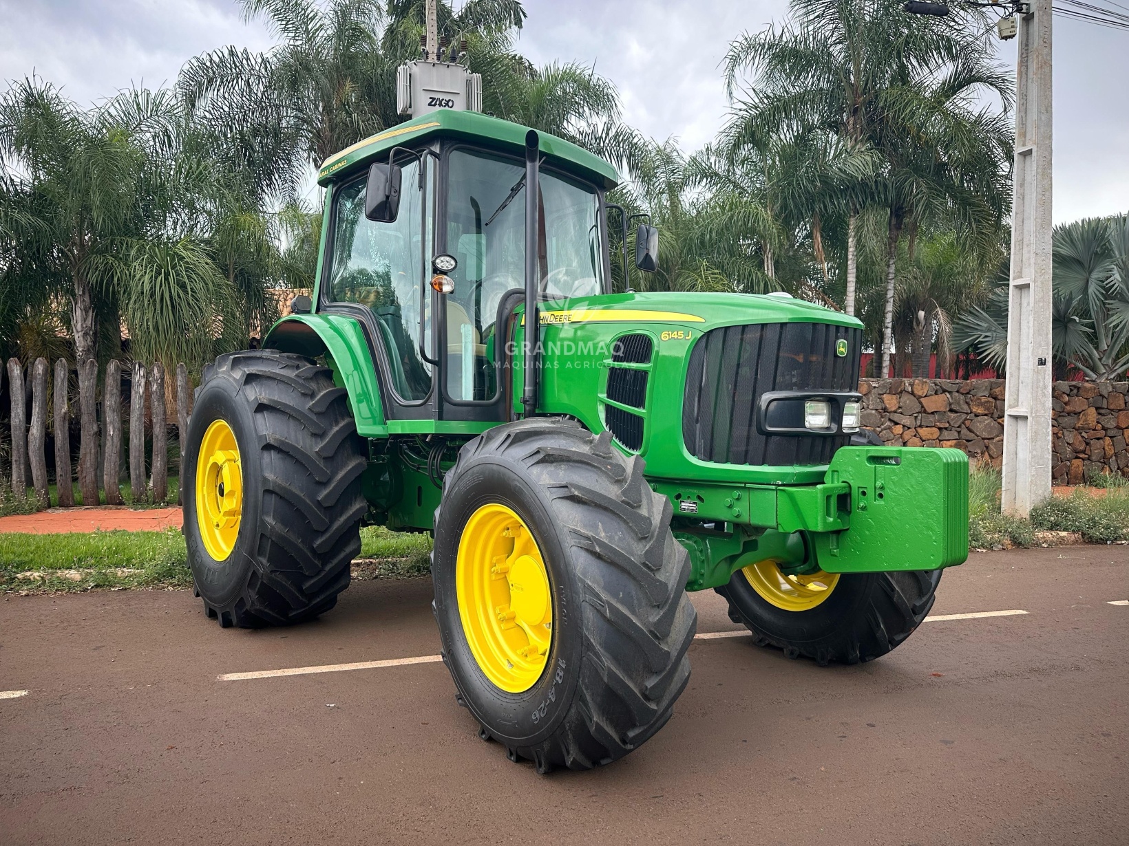 Trator John Deere 6145J ano 2011