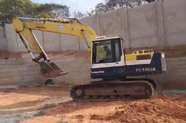 Escavadeira Komatsu PC 150 ano 2000