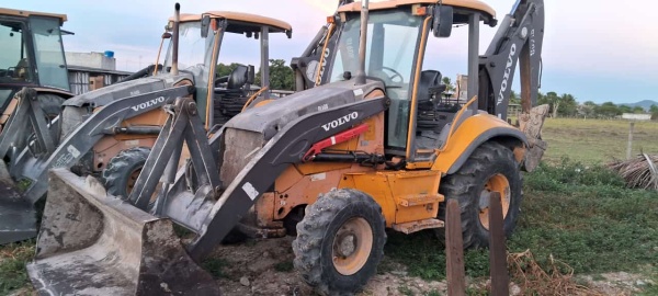 Retroescavadeira Volvo BL60B ano 2003