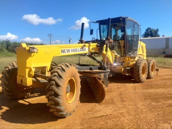 Motoniveladora New Holland RG170.B  ano 2013