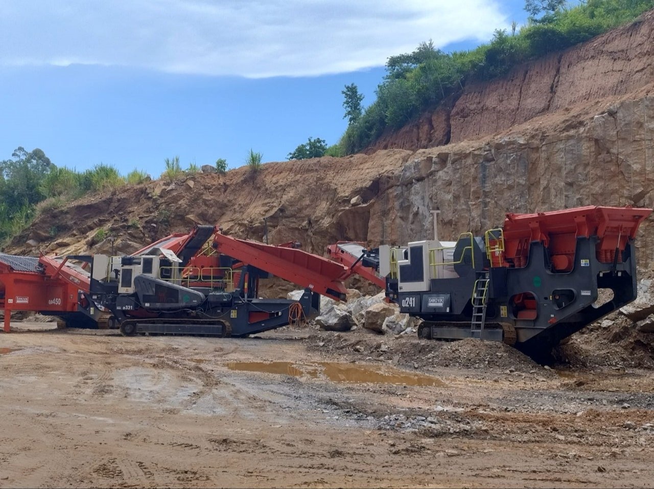 Britador Sandvik QJ-241/QH-331/QA-450 ano 2011