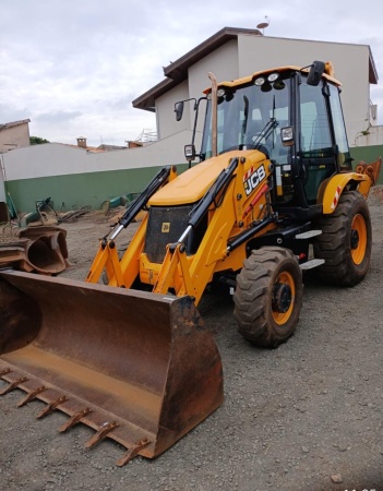 Retroescavadeira JCB 3CX ano 2022