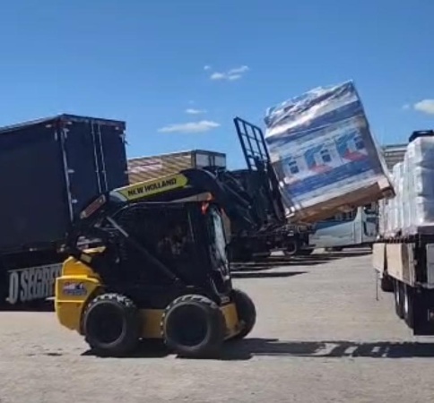Mini Carregadeira New Holland L318 ano 2017