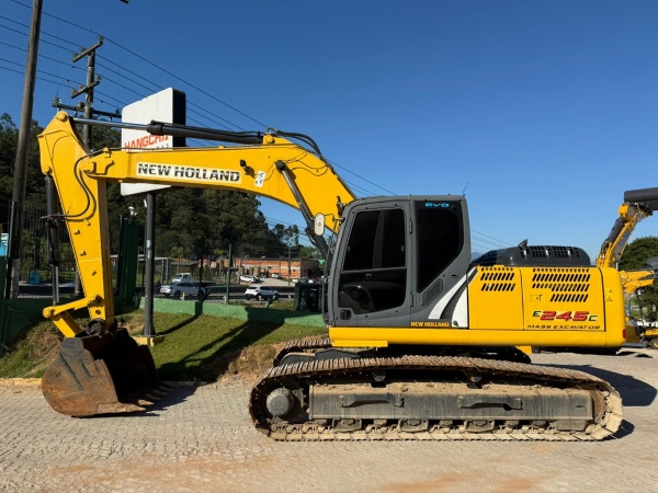 Escavadeira New Holland E245C EVO ano 2016