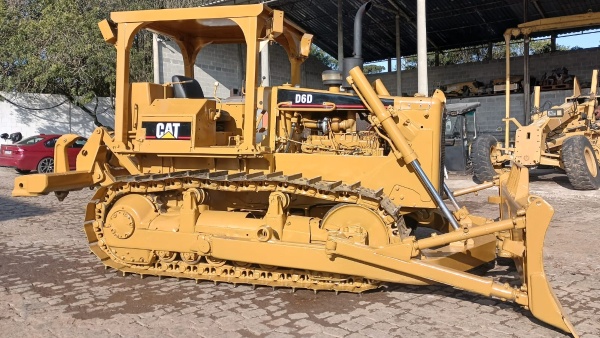 Trator de Esteira Caterpillar D6D ano 1982