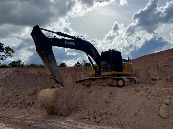 Escavadeira com Garras John Deere 210G LC ano 2021
