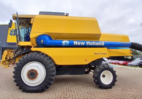 Colheitadeira New Holland TC 5090 ano 2010