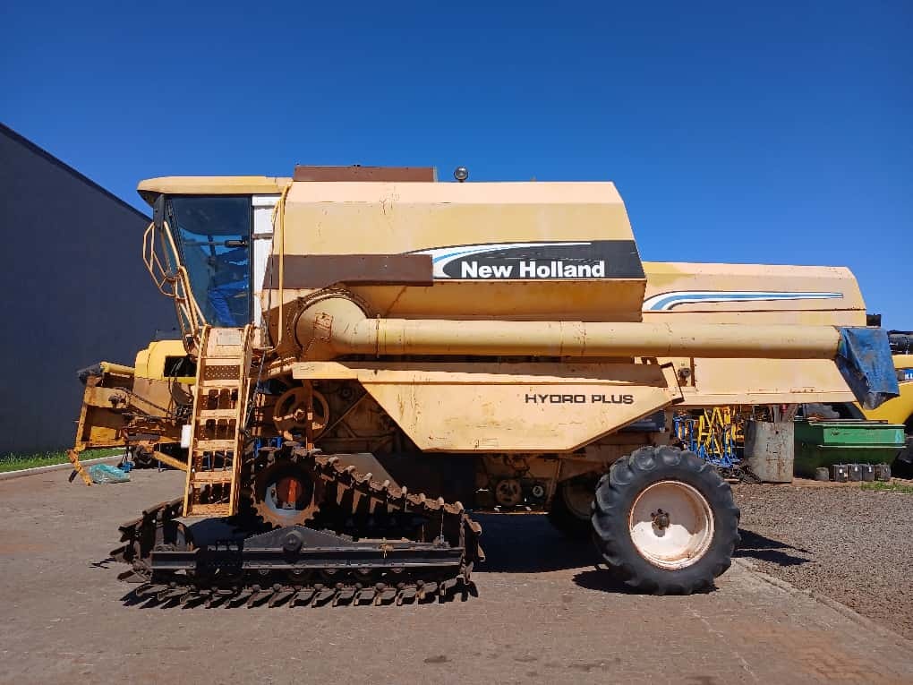 Colheitadeira New Holland TC 59 ano 2004