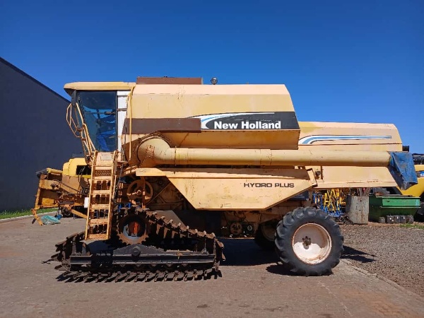 Colheitadeira New Holland TC 59 ano 2004