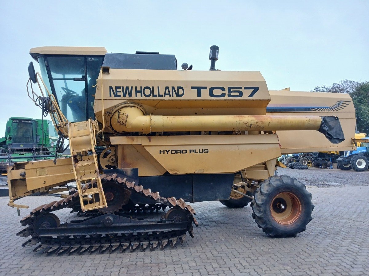 Colheitadeira New Holland TC 57 ano 2001