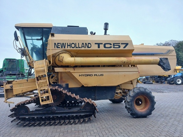 Colheitadeira New Holland TC 57 ano 2001