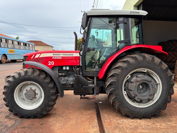 Trator Massey Ferguson MF 4292 ano 2013