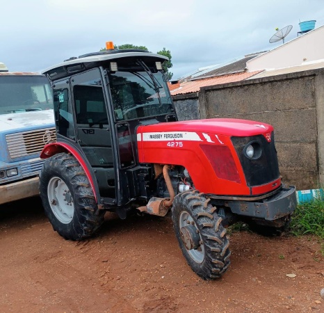 Trator Massey Ferguson 4275  ano 2013