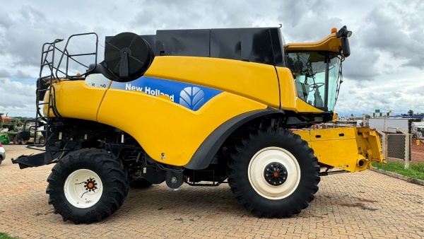 Colheitadeira New Holland CR 9060 ano 2011