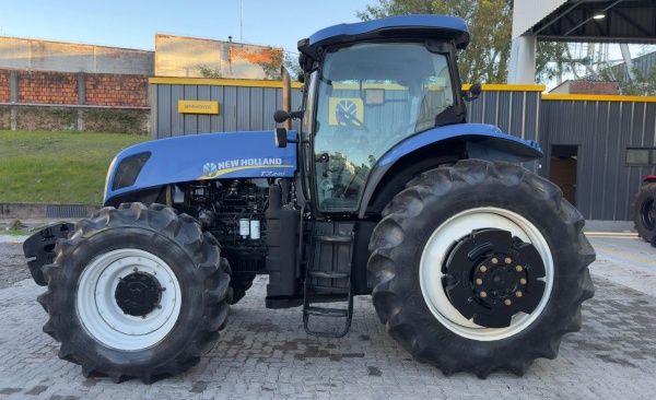 Trator New Holland T7.240 ano 2014