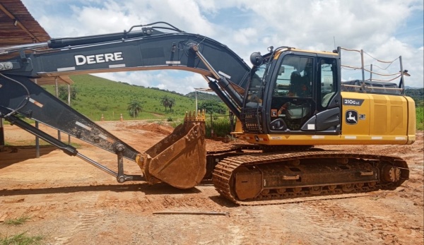 Escavadeira com Garras John Deere 210G LC ano 2021