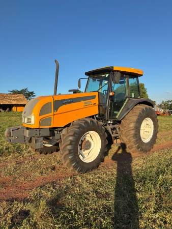 Trator Valtra BM125i ano 2013
