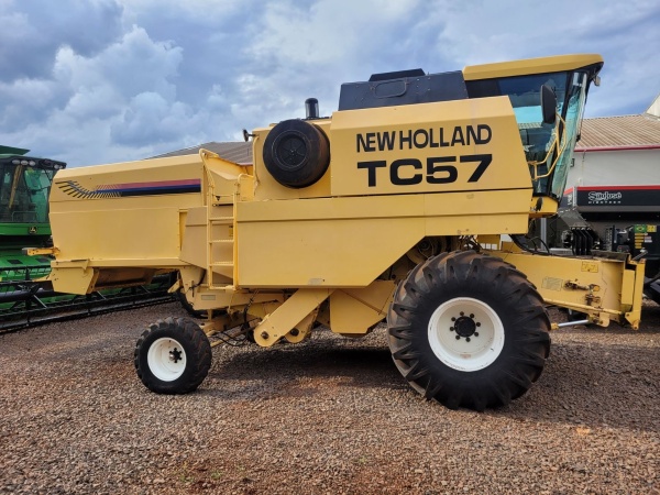 Colheitadeira New Holland TC 57 ano 2002