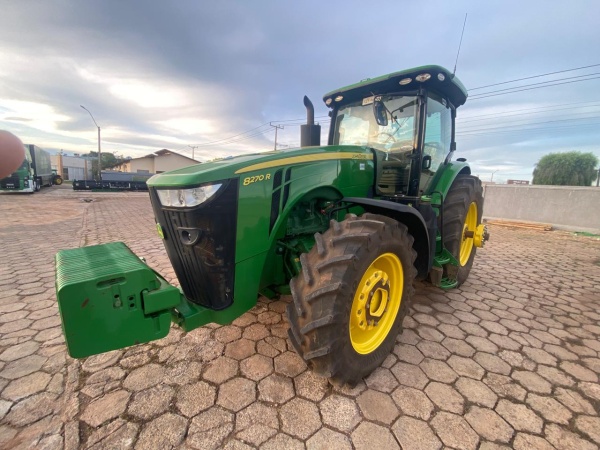 Trator John Deere 8270R ano 2023