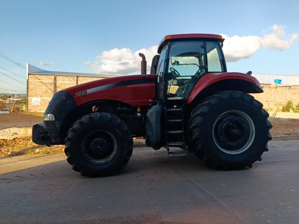 Trator Case 235 ano 2015