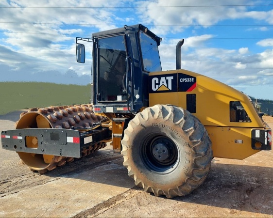 Rolo Compactador Caterpillar CP 533E ano 2010