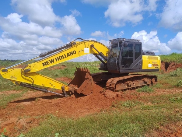 Escavadeira New Holland E215C ano 2022
