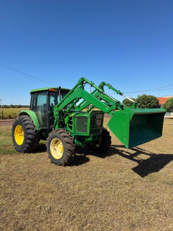 Trator John Deere 6110J ano 2015