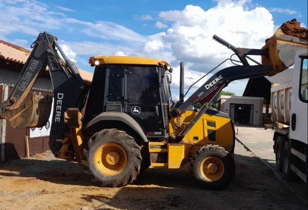Retroescavadeira John Deere 310L ano 2022