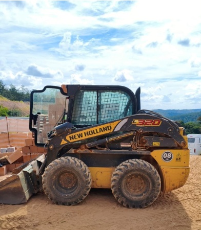 Mini Carregadeira New Holland L320 ano 2022