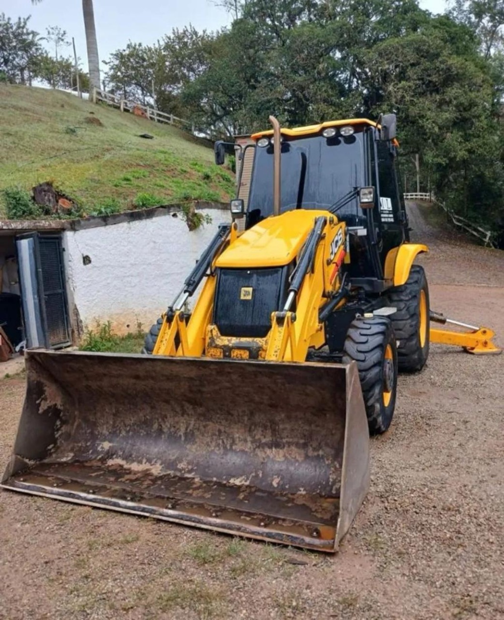 Retroescavadeira JCB 3CX ano 2021