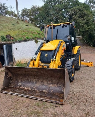 Retroescavadeira JCB 3CX ano 2021