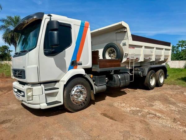 Caminhão Volvo VM330 ano 2013