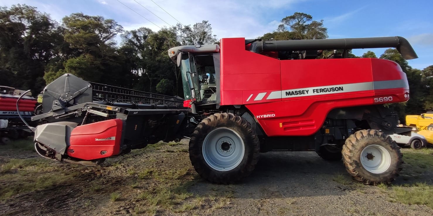 Colheitadeira Massey Ferguson MF 5690 ano 2018