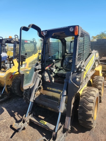Mini Carregadeira New Holland L220 ano 2012