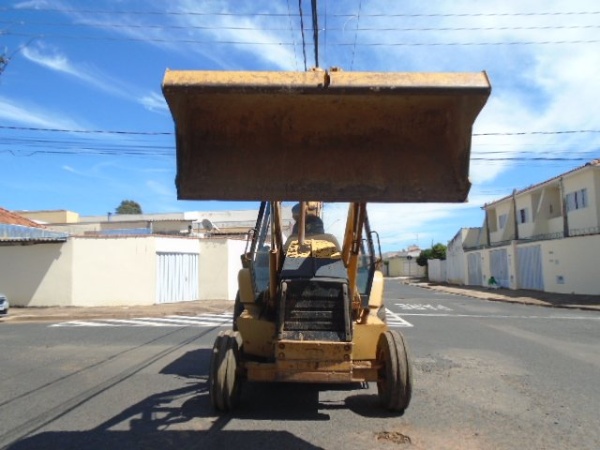 Retroescavadeira Caterpillar 416 ano 2002