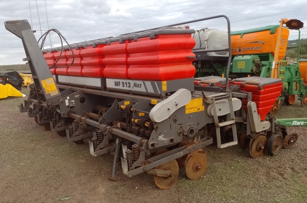 Plantadeira Massey Ferguson 513 ano 2013