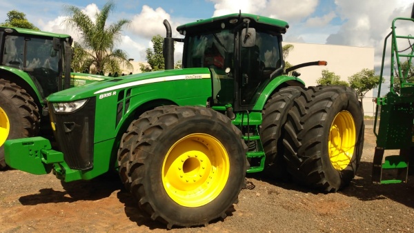 Trator John Deere 8335R ano 2012