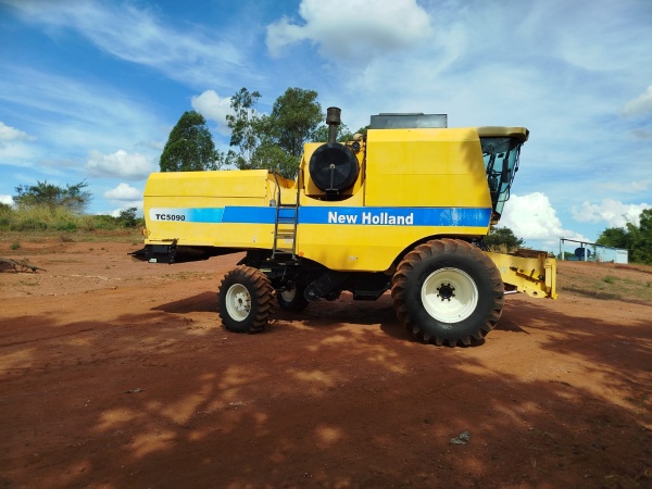 Colheitadeira New Holland TC 5090   ano 2011