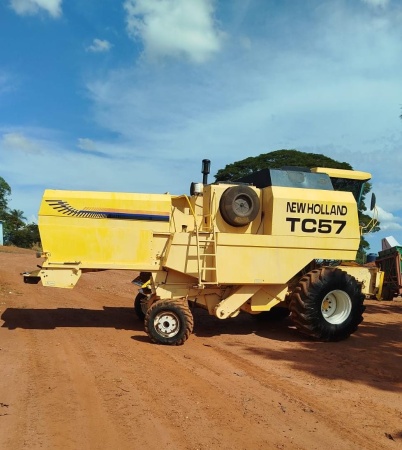 Colheitadeira New Holland TC 57 ano 2003