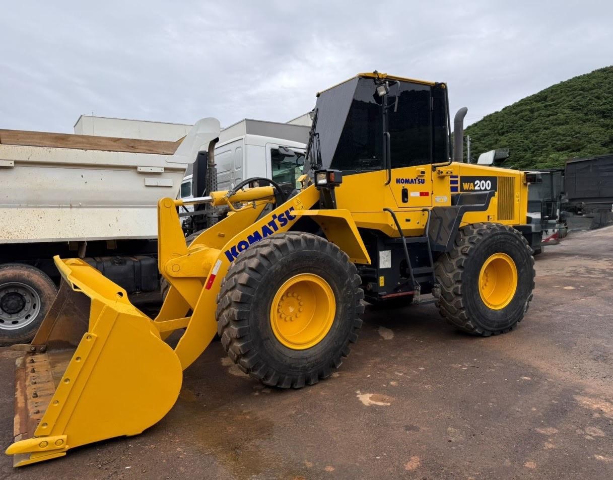 Pá Carregadeira Komatsu WA 200 ano 2023