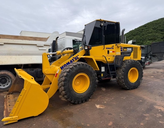 Pá Carregadeira Komatsu WA 200 ano 2023