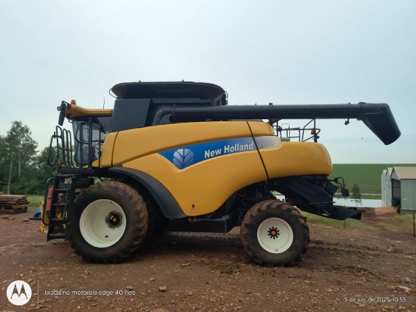 Colheitadeira New Holland CR 9060 ano 2013